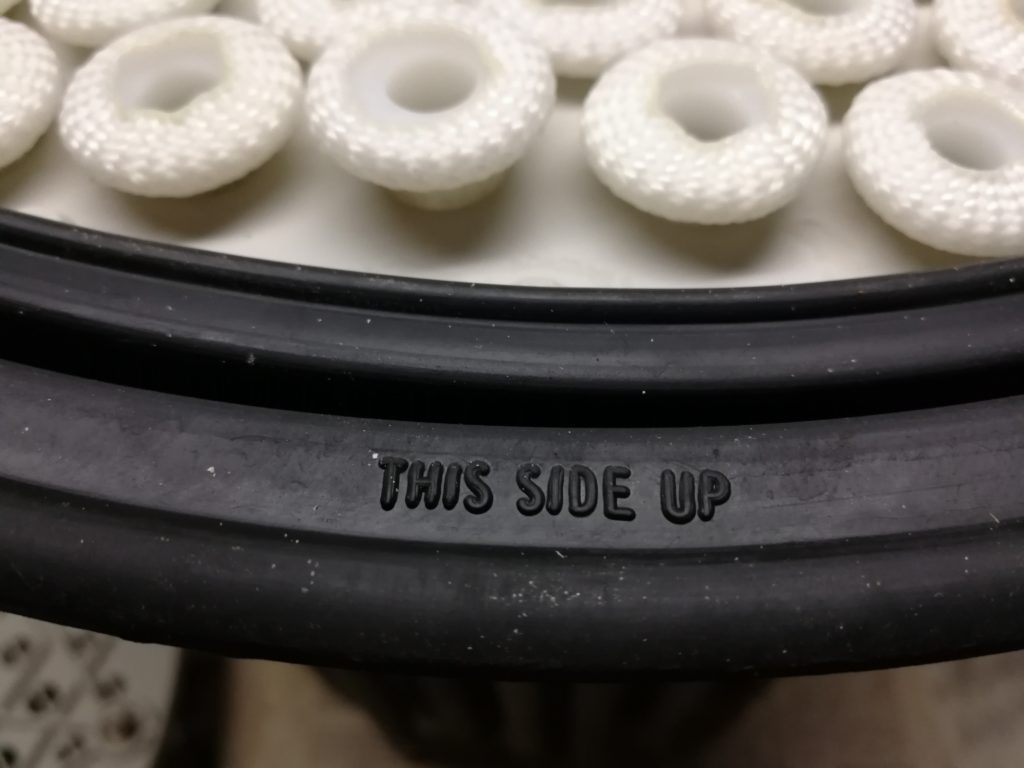 Inscription on the rubber seal helping with correct orientation